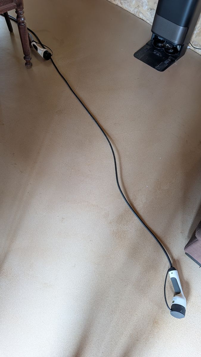 Câble du chargeur Rheidon PC200-3K6 déroulé sur toute sa longueur sur un sol intérieur